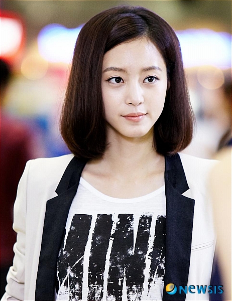 【서울=뉴시스】백영미 기자 = 드라마 촬영 거부-출국-복귀 사태로 소동을 일으킨 탤런트 한예슬(30)의 애인(38)은 방송사 대주주라는 설이 나돌고 있다.&nbsp; 올해 초 설립된 종합편성채널의 대주주 겸 사외이사라는 것이다. 미국 아이비리그 명문대 경제학과를 졸업하고 2003년 아버지의 사업을 물려받았으며 컨설팅 회사도 경영 중이라고 한다.&nbsp; 아는 사람의 소개로 한예슬을 만나 8개월 간 교제 중인 것으로 알려졌다.&nbsp; 한예슬에게 고급 승용차를 선물했고, 한예슬이 KBS 2TV 월화드라마 '스파이 명월' 출연을 펑크내고 미국으로 갈 때는 공항까지 동행한 것으로 전해졌다.&nbsp; 한편, 한예슬은 지난달 중순 드라마 녹화 거부 사태 당시 결혼설에 휘말리기도 했다. 결혼할 남자가 '스파이 명월' 녹화현장을 수차례 찾아왔으며, 한예슬도 결혼 계획을 주변에 알렸다는 요지였다. 