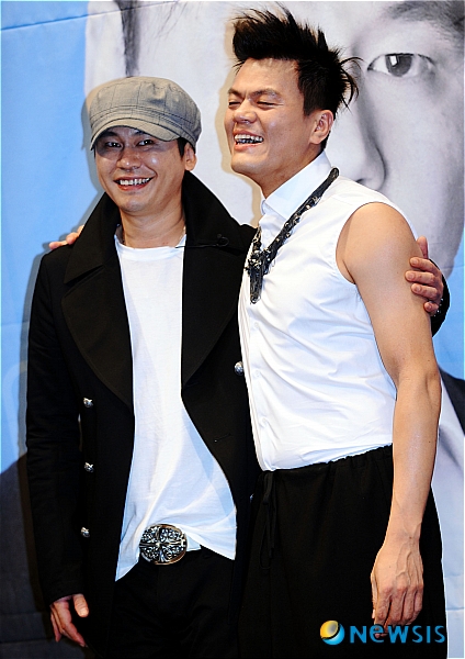 【서울=뉴시스】박문호 기자 = 2일 오후 서울 강남구 은주로 임피리얼 팰리스 호텔에서 열린 SBS 서바이벌 오디션 'K팝 스타' 기자간담회에서 양현석(왼쪽) YG 대표와 박진영 JYP 대표가 포즈를 취하고 있다. 'K팝 스타'는 K팝 열풍을 불러 일으킨 SM 기획사의 보아, YG 기획사 양현석 대표, JYP 기획사 박진영 대표가 한 자리에 모여 한국을 포함해 전 세계를 돌며 재능과 스타성을 겸비한 음악 인재를 발굴하는 서바이벌 프로그램이다. go2@newsis.com