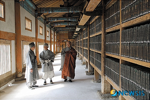 【합천=뉴시스】김지은 기자 = 1011년 초조 대장경 간행 1000년을 기념하는 '2011 대장경 천년 세계문화축전'이 23일부터 45일 간 '살아있는 지혜'를 주제로 경남 합천군 가야면 주행사장과 해인사, 창원컨벤션센터에서 열린다. 