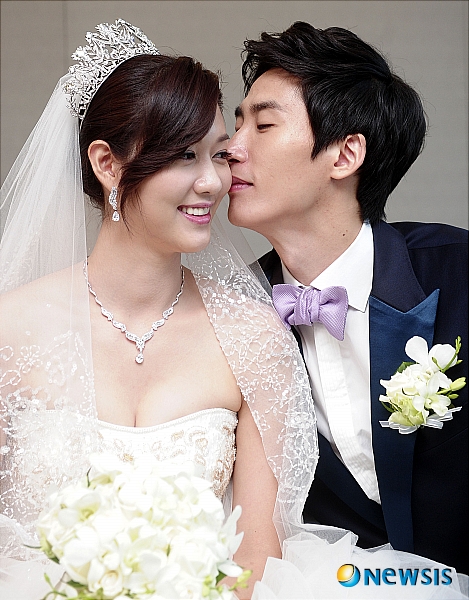 【서울=뉴시스】최동준 기자 = '얼짱 스포츠 커플' 삼성화재 박철우 선수와 전 프로여자농구 신세계 쿨캣에서 활약했던 신혜인 선수가 3일 오전 서울 서초구 삼성전자 사옥 다목적홀에서 결혼식에 앞서 포즈를 취하고 있다.&nbsp;&nbsp;&nbsp; photocdj@newsis.com