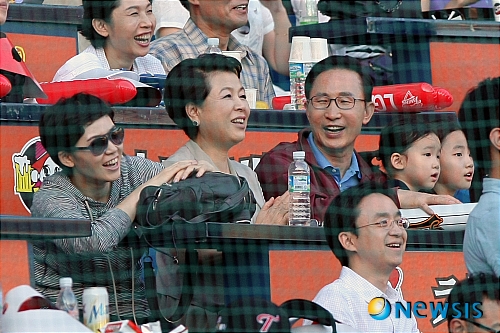 【서울=뉴시스】전진환 기자 = 3일 오후 프로야구 LG트윈스와 SK와이번스의 경기가 열린 서울 잠실야구장에서 이명방 대통령과 김윤옥 여사가 경기를 관람하고 있다. (사진=LG트윈스 제공)&nbsp; photo@newsis.com 