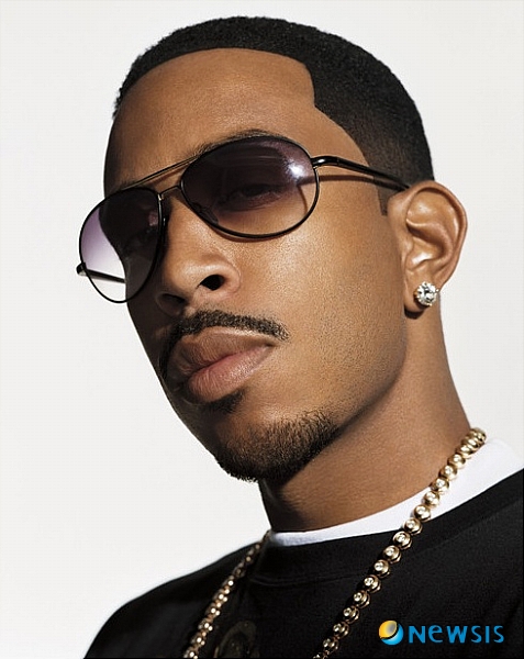 【서울=뉴시스】이재훈 기자 = 미국의 래퍼 겸 영화배우 루다 크리스(34)가 처음으로 한국을 찾는다.&nbsp; 홍보사 피알브릿지에 따르면, 루다크리스는 19일 서울 중구 프라자호텔에서 기자회견을 열고 자신의 이름을 딴 헤드폰 론칭과 함께 한국에서의 활동 계획을 알린다.&nbsp; 1999년 싱글 '인코그니그로'로 데뷔한 크리스는 미국에서만 1700만장, 세계에서 총 2400만장의 앨범 판매량을 기록하고 있다.&nbsp; 2006년 앨범 '릴리스 세라피'로 빌보드 힙합 차트 1위, 지난해 앨범 '배틀 오브 더 섹시스(Battle of the Sexes)'로 빌보드 앨범 차트 1위를 차지했다.&nbsp; 미국 R&B 스타 어셔(33U)의 '예(Yeah)', 미국 가수 퍼기(36)의 '글래머러스', 캐나다 팝스타 저스틴 비버(17)의 '베이비' 등을 피처링하기도 했다.&nbsp; 조지아주립대를 나온 엘리트 래퍼인 크리스는 영화 '분노의 질주', '록n롤라', '맥스페인' 등에 출연하며 영화배우로도 활약 중이다.&nbsp; 또 '루다 크리스 재단'을 설립, 청소년 예술활동을 지원하고 콘돔회사와 연계한 피임운동을 펼치며 중고차를 구매해 불우이웃에게 기증하는 등 다양한 선행도 하고 있다.&nbsp; 피알브릿지는 "루다 크리스가 방한을 앞두고 그룹 '빅뱅'과 '투애니원' 등을 매니지먼트하는 YG엔터테인먼트의 음악을 좋아한다고 밝히는 등 K팝에 지대한 관심을 보였다"고 전했다.&nbsp; realpaper7@newsis.com