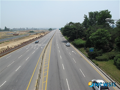 【수원=뉴시스】김경호 기자= 비상활주로는 지난 1983년 국방부가 경기 수원시 권선구 대황교동과 화성시 진안동 1번 국도 상 2.7km구간을 지정했다. 때문에 수원지역 3.97㎢, 화성시 3.91㎢가 비행안전구역으로 설정됐고, 건축물 높이가 6~35m로 고도가 제한됐으며, 주민들이 많은 불편을 겪어왔다. 사진은 비상활주로의 모습.(사진=수원시 제공)&nbsp; photo@newsis.com 