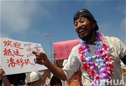 【베니스비치(미 캘리포니아주)=신화/뉴시스】미 뉴욕 주립대 졸업생 왕쉬안(33)이 지난 6월 8일 미국 뉴욕을 출발해 89일간 미 13개 주를 걸어서 횡단, 4일(현지시각) 미 캘리포니아주 베니스비치에 도착해 환영받으며 미소짓고 있다.