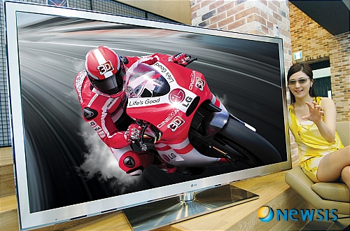 【서울=뉴시스】LG전자가 세계 최대 풀 LED TV인 72인치 '시네마 3D 스마트 TV'(모델명: LZ9900)를 트윈타워 사옥에서 선보이고 있다. (사진=LG전자 제공) photo@newsis.com