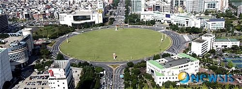 【창원=뉴시스】강정배 기자 = 경남 창원시의 랜드 마크인 창원광장 전경. 창원시는 시내 의창구 창원 대로에 위치한 지름 280.66m, 6만 1865㎡ 부지의 창원광장을 세계적 명소로 조성키로 하고 5일 현재 기본계획 용역을 수립 중이다. (사진=창원시 제공)&nbsp;&nbsp; photo@newsis.com&nbsp;&nbsp;&nbsp;&nbsp; 