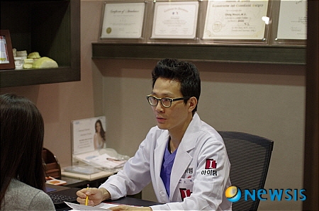 【서울=뉴시스】유희연 기자 = 아이템성형외과 오민 원장이 자연유착법 쌍꺼풀수술에 대해 환자에게 설명하고 있다.(사진=아이템성형외과 제공)&nbsp; photo@newsis.com