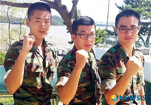 【신안=뉴시스】류형근 기자 = 육군 제31보병사단 무안대대는 서민석 일병(사진 왼쪽), 김윤수 하사, 이재민 병장이 5일 오전 전남 신안군 점암포구 인근에서 해안경계작전을 하던 중 TOD 영상 장치를 이용해 바다에 빠진 50대 남성을 구했다고 이날 밝혔다.(사진=육군 제31보병사단 제공) photo@newsis.com