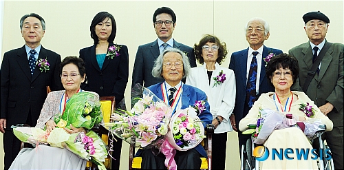 【서울=뉴시스】강진형 기자 = 정병국(왼쪽 세 번째) 문화체육관광부 장관이 5일 오후 서울 서초구 반포동 대한민국예술원 대회의실에서 열린 '제56회 대한민국 예술원상 시상식'에서 수상자들과 기념촬영을 하고 있다. 대한민국예술원상은 1955년부터 매년 문학, 미술, 음악, 영화 4개부문에서 우리나라 예술 진흥 발전에 현저한 공적이 있는 예술인에게 수여되는 상으로서 올해까지 총 194명의 수상자가 배출되었다.&nbsp; marrymero@newsis.com