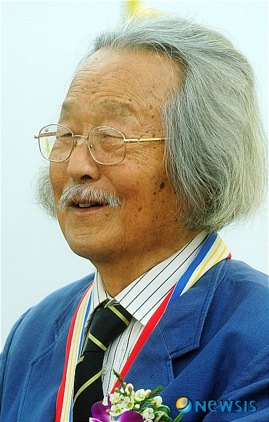 【서울=뉴시스】강진형 기자 = 미술부문 수상자 서양화가 한묵이 5일 오후 서울 서초구 반포동 대한민국예술원 대회의실에서 열린 '제56회 대한민국 예술원상 시상식'에서 수상소감을 발표하고 있다.&nbsp; marrymero@newsis.com