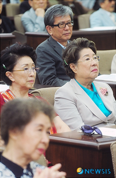 【서울=뉴시스】강진형 기자 = 영화배우 엄앵란(오른쪽)이 5일 오후 서울 서초구 반포동 대한민국예술원 대회의실에서 열린 '제56회 대한민국 예술원상 시상식'에서 수상자들의 수상소감을 경청하고 있다.&nbsp; marrymero@newsis.com