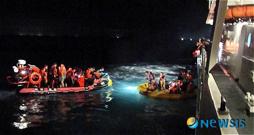 【여수=뉴시스】맹대환 기자 = 6일 오전 0시40분께 전남 여수시 삼산면 백도 북동쪽 7마일 해상에서 부산을 출발해 제주로 향하던 여객선 설봉호(4166t) 선미 부분에서 화재가 발생, 여수해경이 구조작업을 벌이고 있다.(사진=여수해경 제공)&nbsp; mdhnews@newsis.com