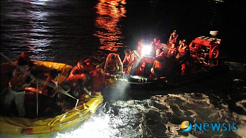 【여수=뉴시스】맹대환 기자 = 6일 오전 0시40분께 전남 여수시 삼산면 백도 북동쪽 7마일 해상에서 부산을 출발해 제주로 향하던 여객선 설봉호(4166t) 선미 부분에서 화재가 발생, 여수해경이 구조작업을 벌이고 있다.(사진=여수해경 제공)&nbsp; mdhnews@newsis.com