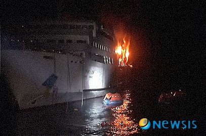 【여수=뉴시스】안현주 기자 = 6일 오전 0시40분께 전남 여수시 삼산면 백도 북동쪽 7마일 해상에서 부산을 출발해 제주로 향하던 4166t급 여객선 '설봉호' 선미에서 화재가 발생해 선박이 불타고 있다. (사진=여수해경 제공)&nbsp; ahj@newsis.com
