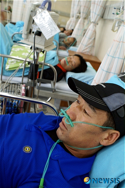 【여수=뉴시스】김석훈 기자 = 6일 오전 전남 여수성심병원 응급실에서 호흡기 치료를 받고 있는 한진석(52·건설업)씨. 한씨는 6일 오전 0시40분께 화재가 난 부산발 제주행 여객선 설봉호에 타고 있다가 여수해경에 구조됐다.&nbsp; kim@newsis.com