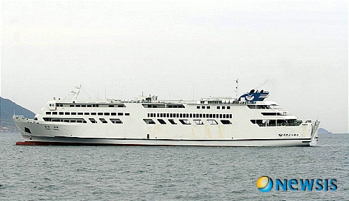 【여수=뉴시스】안현주 기자 = 6일 오전 0시40분께 전남 여수시 삼산면 백도 북동쪽 7마일 해상에서 부산을 출발해 제주로 향하던 4166t급 여객선 '설봉호'에서 화재가 발생해 선박이 반소됐다. 사진은 부산~제주간 항로를 오가던 설봉호의 사고 전 모습. (사진=뉴시스 DB)&nbsp; ahj@newsis.com