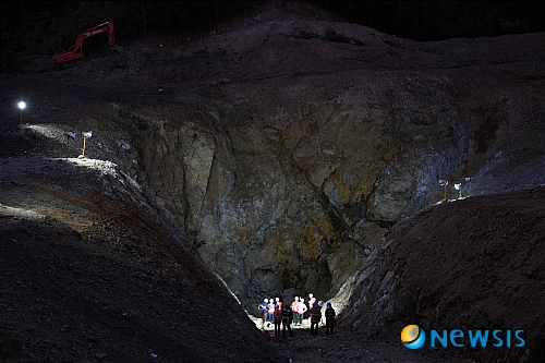 【장성=뉴시스】안현주 기자 = 호남고속철도 터널공사 현장 매몰자 구조작업 엿새째인 6일 오후 전남 장성군 북이면 죽청리 달성터널 5-1 구간 붕괴사고 현장에서 119구조대원들이 장비와 함께 매몰된 근로자 류모(45)씨를 구조하기 위해 서치라이트를 켜고 야간작업을 펼치고 있다.&nbsp;&nbsp; ahj@newsis.com 
