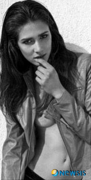 【서울=뉴시스】미스 이탈리아 참가 자격을 박탈당한 티지아나 피에르지아니(26). (사진 출처 : 英 데일리 메일 웹사이트)