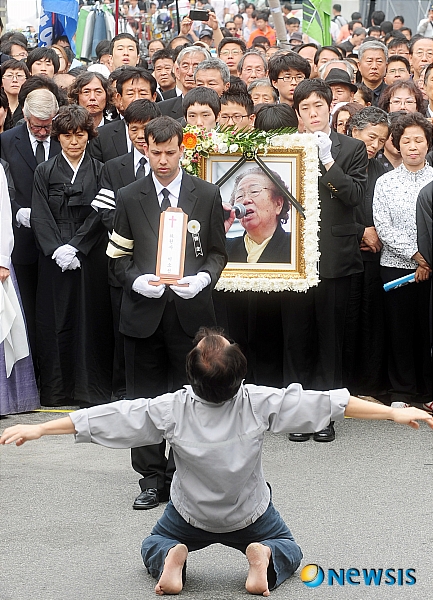 [서울=뉴시스] 전두환 신군부에 의해 계엄법 위반 혐의로 징역형을 선고받은 전태일 열사의 어머니 고(故) 이소선 여사와 남동생 전태삼씨가 44년 만에 무죄를 확정받았다. 사진은 지난 2011년 9월7일 오후 서울 청계천 전태일다리에서 열린 이 여사 노제에서 한 무용수가 슬픔을 온 몸으로 표현하고 있는 모습. 2011.09.07. photo@newsis.com