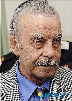 【서울=뉴시스】2009년 3월 오스트리아 동부 암스테텐에서 24년 동안 친딸을 감금하고 성폭행해 자녀 7명을 낳은 요제프 프리츨(당시 73세)이 경찰에 붙잡혔다. 그는 같은 달 종신형을 선고받고 현재 복역중이다.(사진출처=英 더 선 웹사이트)