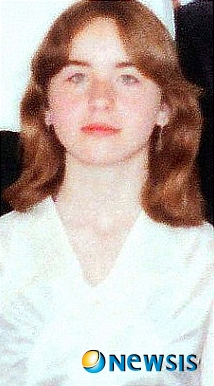 【서울=뉴시스】2009년 3월 오스트리아 동부 암스테텐에서 24년 동안 친딸을 감금하고 성폭행해 자녀 7명을 낳은 요제프 프리츨(당시 73세)이 경찰에 붙잡혔다. 그는 같은 달 종신형을 선고받고 현재 복역중이다. 사진은 프리츨의 딸 엘리자베스 프리츨.(사진출처=美 트루스미디어 웹사이트)