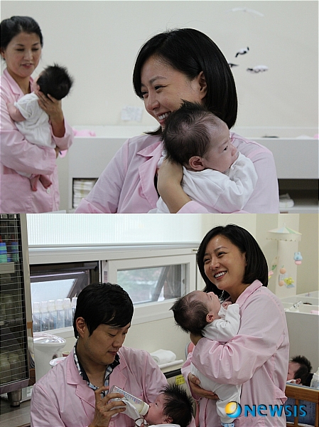 【서울=뉴시스】박영주 기자 = ‘골드미스’ 이의정(36)이 7일 서울 창전동 미혼모자쉼터인 동방사회복지회를 방문, 일일엄마가 됐다.&nbsp; SBS TV 주말드라마 ‘내 사랑 내 곁에’(극본 김사경·연출 한정환)에서 ‘이주리’역을 맡고 있는 이의정은 “30대 후반의 적지 않은 나이에, 부모가 놀랄 수도 있겠지만 결혼을 하지 않게 되더라도 이곳에 있는 아기 천사들을 입양해 기르고 싶다”고 말했다.&nbsp; “2년 전 입양프로그램에 출연해 ‘혜진’이라는 아기가 입양되기 전에 돌봤던 소중한 추억이 있다. 월 1회 정기적으로 봉사활동을 나가면서 아기들과 인연을 맺게 되는 걸 보니 마치 운명처럼 느껴졌다”면서 “지속적인 봉사활동은 물론, 기회가 된다면 아이들의 엄마도 되고 싶다”고 밝혔다.&nbsp; 이날 이의정은 함께 드라마에 출연 중인 문천식(34), 김미숙(52), 이소연(29), 온주완(29) 등과 목욕, 수유, 기저귀 갈아주기 등의 봉사활동을 했다.&nbsp; 한편, SBS TV ‘내사랑 내곁에’ 제작진은 극의 주요 소재인 싱글맘을 응원하기 위해 동방사회복지회를 후원하고 이곳을 월 1회 정기적으로 방문해 아기들을 돌보는 봉사를 하기로 했다.&nbsp; 8월에는 온주완, 전혜빈(29), 이휘향(51)이 시설을 방문해 아기들과 뜻 깊은 시간을 보냈다.&nbsp; gogogirl@newsis.com