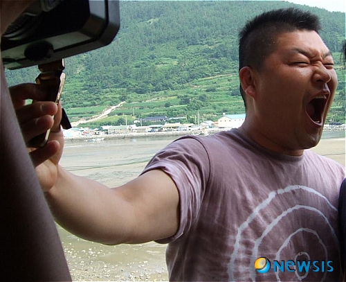 【서울=뉴시스】백영미 기자 = MC 강호동(41)의 탈세가 KBS 2TV '해피선데이-1박2일'에 영향을 미쳤다. '1박2일' 제작진은 9일 "메인 MC인 강호동이 괴로운 상황이어서 정상적인 촬영이 어려울 것이라 판단했다"면서 "나영석 PD 등 제작진이 심도있는 논의 끝에 9일 녹화를 쉬기로 결정했다"고 전했다. 강호동은 5일 탈세 사실을 인정하고 사과했다. 그러나 온라인에서 퇴출 서명운동까지 벌어지는 등 후폭풍에 시달리고 있다. 인터넷 포털사이트 다음의 아고라 게시판에서 1만명을 목표로 5일 발의된 '강호동 퇴출 청원'에 참여한 네티즌이 1000명을 넘어섰다. 또 지난 7일 어느 개인사업자는 "국민 MC임에도 국가 경제를 현저히 마비시킬 수 있는 범죄를 저질렀다. 법질서를 수호하기 위해 엄격하고 단호한 조사와 처벌이 필요하다"며 강호동을 서울중앙지검에 고발하기도 했다. 물론 "퇴출 서명운동까지 벌이는 것은 오버다", "마녀사냥 식으로 몰아붙이는 건 부당하다"며 강호동을 감싸는 시청자들도 적지 않다. 당초 강원도 편을 준비한 제작진은 논란이 확산되자 결국 녹화를 취소, 이미 녹화한 시청자투어 제3회를 내보는 동시에 1회분을 더 방송한다. 제작진은 "시청자투어 편성 확대는 이전부터 논의돼 왔다"면서 "참여하는 시청자 100명의 사연을 고루 담기에 3회분은 무리가 있다고 생각해 4편으로 편성을 확대할 예정"이라고 밝혔다. positive100@newsis.com