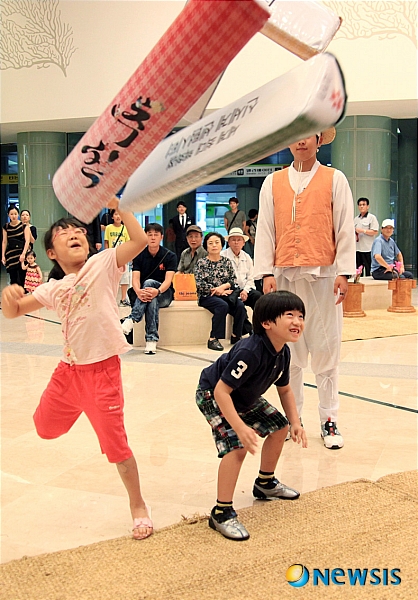 【부산=뉴시스】하경민 기자 = 추석 연휴를 앞둔 9일 오후 부산 해운대 신세계 센텀시티를 찾은 고객들이 백화점에서 마련한 대형 윷놀이 이벤트에 참여하고 있다. 백화점은 11일까지 윷놀이 이벤트를 진행해 '윷'이나 '모'가 나왔을 경우 스파랜드 이용권 1장씩을 제공한다. 또 가족들과 함께 투호 던지기, 제기차기 등 전통놀이를 즐길 수 있는 공간을 마련했고, 당일 일정금액 이상 구매고객을 대상으로 선착순으로 전통음료 식혜도 제공한다.(사진=신세계 센텀시티 제공) yulnetphoto@newsis.com