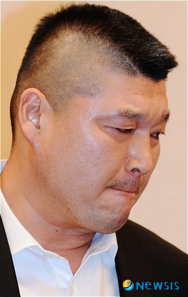 【서울=뉴시스】박문호 기자 = 9일 오후 서울 마포구 도화동 서울가든호텔에서 개그맨 강호동이 '과소납부' 관련 기자회견을 갖고 잠정적으로 모든 연예계 생활을 접겠다며 사과한 뒤 울먹이며 돌아서고 있다. 최근 국세청은 5개월간의 세무조사 결과 강호동의 소득 신고 내역에 따른 세금이 과소 납부되었다며 수억원의 추징금을 부과했다.&nbsp; go2@newsis.com