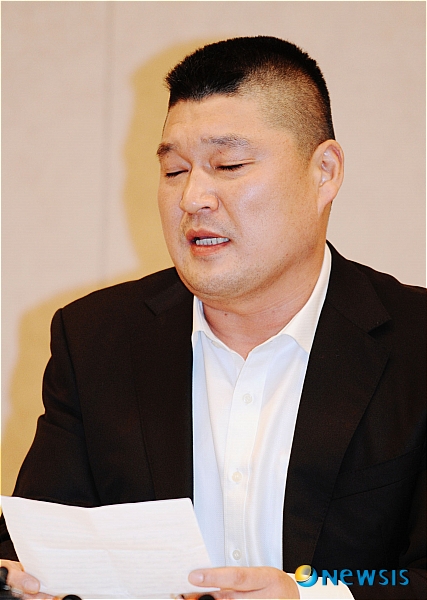 【서울=뉴시스】박문호 기자 = 9일 오후 서울 마포구 도화동 서울가든호텔에서 개그맨 강호동이 '과소납부' 관련 기자회견을 갖"잠정적으로 모든 연예계 생활을 접겠다"며 기자회견문을 읽던 중 눈물을 참고 있다. 최근 국세청은 5개월간의 세무조사 결과 강호동의 소득 신고 내역에 따른 세금이 과소 납부되었다며 수억원의 추징금을 부과했다.&nbsp; go2@newsis.com