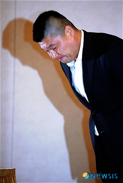 【서울=뉴시스】박문호 기자 = 9일 오후 서울 마포구 도화동 서울가든호텔에서 개그맨 강호동이 '과소납부' 관련 기자회견을 갖"잠정적으로 모든 연예계 생활을 접겠다"고 발표하고 고개 숙여 사과하고 있다. 최근 국세청은 5개월간의 세무조사 결과 강호동의 소득 신고 내역에 따른 세금이 과소 납부되었다며 수억원의 추징금을 부과했다.&nbsp; go2@newsis.com