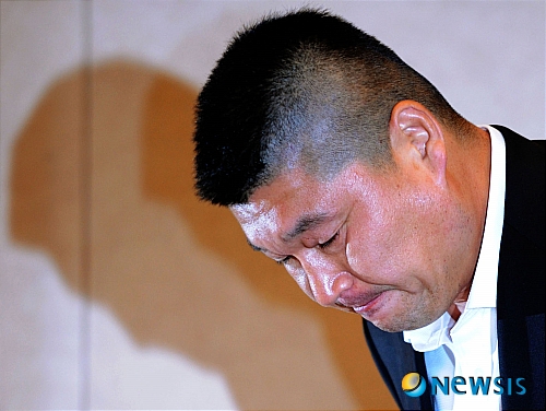 【서울=뉴시스】박문호 기자 = 9일 오후 서울 마포구 도화동 서울가든호텔에서 개그맨 강호동이 '과소납부' 관련 기자회견장에서 "잠정적으로 모든 연예계 생활을 접겠다"고 발표하고 고개 숙여 사과하고 있다. 최근 국세청은 5개월간의 세무조사 결과 강호동의 소득 신고 내역에 따른 세금이 과소 납부되었다며 수억원의 추징금을 부과했다.&nbsp; go2@newsis.com