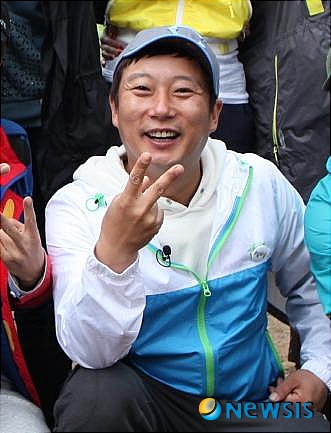 【서울=뉴시스】백영미 기자 = MC 강호동(41)이 잠정 은퇴를 선언했다. 동시에 KBS 2TV '해피선데이-1박2일' 이수근(36)의 어깨가 무거워졌다. 