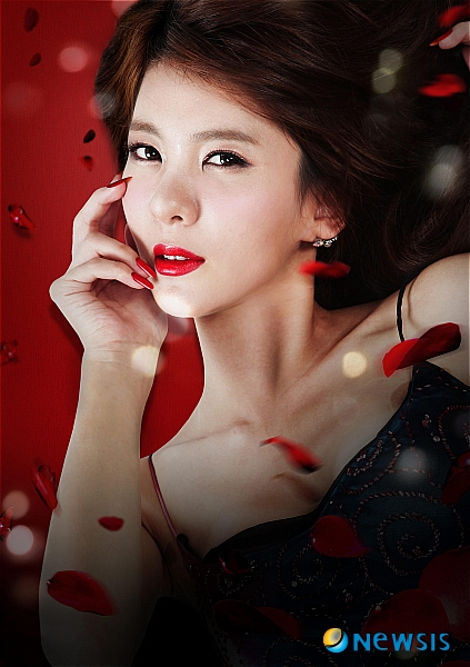 【서울=뉴시스】이재훈 기자 = 지난해 '나는 야한 여자가 좋다'에 이어 '가자! 장미 여관으로'에서도 여주인공은 '플레이보이' 모델 이파니(25)다.&nbsp; 원작자인 마광수(연세대 국문학) 교수와 연출가 강철웅씨가 제대로 된 성인연극을 무대에 올리겠다며 벼르고 있다.&nbsp; 이들은 지난해 '나는 야한 여자가 좋다'로 의기투합했다.&nbsp;&nbsp; 대표적인 성문학 작가로 손꼽히는 마 교수는 '즐거운 사라'(1991)가 외설소설이라는 이유로 2개월간 구속됐고, 교수직에서 해직되기도 했다.&nbsp; 강 연출은 1993~97년 무려 36만명이 봤다는 연극 '마지막 시도'의 제작자다. 1997년 3월 노골적인 대사와 알몸 연기 등으로 옥살이를 했다.&nbsp; 두 사람이 처음 만난 것은 1996년 '마지막 시도' 공연 때다. 당시 마 교수가 공연장을 찾아와 어떻게 이런 연극을 올릴 수 있는지를 물어봤고 이후 인연을 이어갔다. 강 연출은 '마지막 시도'나 최근 화제가 된 '교수와 여제자' 등 연극을 올릴 때마다 마 교수를 모델로 삼았다.&nbsp; 요즘 대학생들이 이전보다 성에 대해 솔직하지도 않고 2중적이라고 평하는 마 교수는 "한국이 정치적 민주화는 어느 정도 이뤄냈지만 문화적 민주화를 이뤄내기까지는 아직 멀었다"며 "촌스러운 수구적 봉건 윤리에서 벗어나야 진짜 선진국이 될 수 있다"고 강조했다.&nbsp; 한국이 성에 대해 양가적인 잣대를 들이대고 있다고 여기는 강 연출은 "인터넷은 야동으로 들끊어 미성년자까지 쉽게 접하고 있는데 성을 음지로만 내몰려고 한다"며 "어른들이 양지에서 즐길 수 있는 성문화가 필요하다"고 주장했다.&nbsp; '가자! 장미여관으로'에 자신이 알고 있는 쾌락주의 성 표현을 모두 담아내겠다는 각오다. "(구속당한) 14년 전과 같은 일이 반복되지는 않으리라 생각한다"며 "성인연극이 당당히 인정받는 계기가 될 수 있는 작품을 만들겠다"고 다짐했다.&nbsp; '가자! 장미여관으로'는 10월22일 서울 대학로 비너스홀에서 막을 올린다. 마 교수의 동명 영화 시나리오가 원작이다. 여관 방에서 벌이는 변태적인 애정 행각이 주를 이룬다. 탤런트 이채은(25)이 이파니와 힙합가수 지망생 '사라'를 번갈아 연기한다.&nbsp; realpaper7@newsis.com&nbsp; 