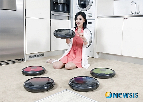 【서울=뉴시스】= 삼성전자는 2개의 CPU를 장착해 인공지능 로봇의 스마트함을 갖춘 '스마트 탱고'를 이달 말 출시한다고 14일 밝혔다. 이 제품은 움직임 센서를 개선해 기존 직각형 대비 방향전환이 용이한 유선형으로 움직임을 구현해 5㎡(평방미터)를 11분만에 청소한다. (사진=삼성전자 제공) photo@newsis.com