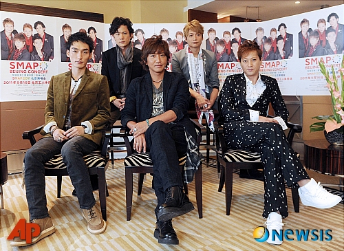 【서울=뉴시스】이재훈 기자 = 일본 그룹 'SMAP'의 리더 겸 영화배우 나카이 마사히로(40·오른쪽)가 옛애인에게 낙태를 강요했다.&nbsp; 일본의 가십전문 미디어 '사이조'는 나카이가 2000년 당시 사귀던 직장여성(27)을 임신시킨 뒤 낙태를 요구했다고 최근 보도했다.&nbsp; 이 여성은 나카이의 아이를 낳기를 원했으나 낙태를 무조건 강요하는 등 그의 태도에 실망, 인공중절수술을 받았다. 나카니는 뱃속의 아기를 "단순히 세포일 뿐"이라고 말한 것으로 알려졌다.&nbsp; 나카이는 이 여성에게 낙태 비용으로 약 30만엔(현재환율 약 380만원)을 지급했다. 아사히TV의 아나운서와 열애설에 휘말리던 무렵이다.&nbsp; 나카이는 20대 여성과 교제 중이다. 지난해까지 약 4년 간 일본 가수 고다 쿠미(30)와 교제했다.&nbsp; realpaper7@newsis.com&nbsp; 