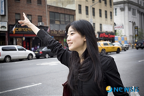 【서울=뉴시스】이재훈 기자 = 재즈 가수 신예원(30)이 한국인 처음으로 '라틴 그래미 어워드' 후보가 됐다. 15일 매니지먼트사 소니뮤직엔터테인먼트코리아에 따르면, 신예원의 브라질 재즈 앨범 '예원'이 11월10일 미국 라스베이거스에서 열리는 '제12회 라틴 그래미 어워드'의 '최우수 브라질 앨범(Musica popular Brasileria)' 부문에 노미네이트 됐다. 지난해 9월 미국 재즈 레이블 '아티스트셰어'를 통해 발매된 음반이다. 브라질 거장 이그베르투 지스몽치와 재즈 레이블 '블루 노트' 소속인 피아니스트 케빈 헤이즈, '브래드 멜다우 트리오'의 드러머 제프 발라드 등 내로라하는 재즈 뮤지션들이 대거 참여했다. 신예원의 남편인 기타리스트 정선이 프로듀서를 맡았다. 정선은 서울시립교향악단 예술감독인 지휘자 정명훈의 둘째아들로 뉴욕에서 레코딩 프로듀서로 활동 중이다. 2000년 제정된 라틴그래미어워드는 미국 그래미를 주관하는 '더 레코딩 아카데미'가 창립한 '더 라틴 아메리카 오브 레코딩 아츠 & 사이언스'가 주관한다. 스페인어와 포르투갈어로 부른 노래가 담긴 앨범들이 대상이다. 유행이나 상업성보다는 음악의 질 자체로 수상자를 결정하는 것으로 알려졌다. 소니뮤직은 "신예원의 수상 여부를 떠나 브라질의 전설적인 아티스트인 밀튼 나시멘토, 카에타노 벨로조, 자반 등과 함께 후보로 올랐다는 사실 만으로 뜻깊다"고 전했다. 한편, 동덕여대 실용음악과 출신인 신예원은 2002년 1집 '러블리'로 데뷔했다. 가수 이승환, 윤상 등의 앨범에 보컬로 참여했다. 미국 뉴욕의 재즈 명문 뉴스쿨 유니버시티를 나왔다. realpaper7@newsis.com