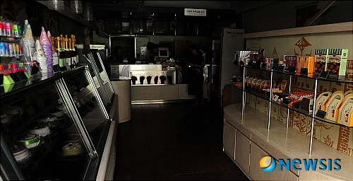 【서울=뉴시스】박동욱 기자 = 전국 곳곳에 정전 현상이 발생한 15일 오후 서울 종로구 한 매장이 정전 현상으로 영업에 차질을 빚고 있다. 한국전력공사는 정전 사태 후 긴급 점검 체제에 돌입했으며, 지식경제부 등 정부 당국도 원인 파악에 나선 것으로 전해졌다.&nbsp; fufus@newsis.com