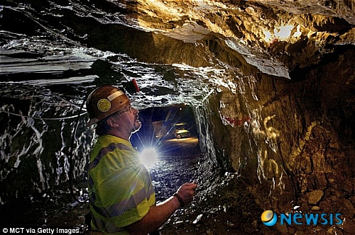 【서울=뉴시스】미 캘리포니아주 수터 리크의 링컨 광산에서 한 광산 기술자가 금맥을 살펴보고 있다. 링컨 광산이 최근 65년여 만에 금 채굴 허가를 다시 받아냄에 따라 미 캘리포니아주에 또다시 골드 러시 열풍이 불고 있다. (사진 출처 : 英 데일리 메일 웹사이트)