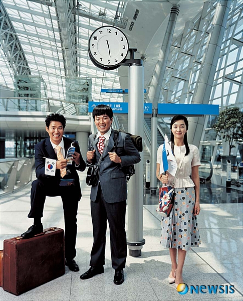 【서울=뉴시스】박영주 기자 = 제5회 '세계 한인의 날'을 기념해 '재외동포영화 특별상영전'이 10월 1일부터 5일까지 서울 종로 미로스페이스에서 열린다.&nbsp; '영화로 느껴보는 재외동포의 삶'을 주제로 재중동포 장률(49) 감독의 '두만강', 황병국(43) 감독의 '나의 결혼 원정기'를 상영한다.&nbsp; 또 그레이스 리(43) 감독의 '그레이스 리 프로젝트', 우니 르콩트(45) 감독의 '여행자', 배창호(58) 감독의 '깊고 푸른밤', 장길수(56) 감독의 '추락하는 것은 날개가 있다' 등 재외동포의 삶을 엿볼 수 있는 영화 7편을 선보인다.&nbsp; 이들 영화 7편을 2회씩 14회 상영하며 장률 감독과 르콩트 감독은 관객과의 대화에도 참석한다.&nbsp; 김경근 재외동포재단 이사장은 "국내외에서 인정받은 재외동포 영화감독들의 작품과 재외동포들의 삶의 애환을 담은 작품들을 다시 소개하는 의미있는 자리"라면서 "영화를 통해 비쳐지는 재외동포들의 다양한 삶에 국내 관객들이 같이 공감할 수 있는 좋은 기회가 되길 바란다"고 말했다.&nbsp; 21일부터 세계한인의날 홈페이지를 통해 선착순으로 무료 입장권을 신청할 수 있다.&nbsp; gogogirl@newsis.com