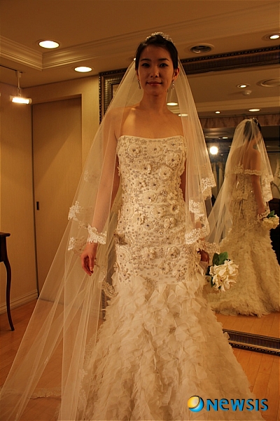 【서울=뉴시스】온라인뉴스팀 = 봄바니에 웨딩에서는 2011년 가을 웨딩시즌을 맞이해서 명품 수제드레스와 함께 천만원대의 수입 명품 드레스도 선보여 큰 인기를 얻고 있다. <사진=봄바니에 제공> photo@newsis.com