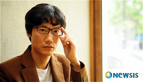 【서울=뉴시스】성형주 기자 = 영화 '도가니'의 황동혁 감독이 16일 오후 서울 강남구 한 카페에서 인터뷰를 하고 있다. 영화 '도가니'는 교장과 교사들이 청각장애아에게 비인간적인 성폭력과 학대를 저지른 실제 사건을 영화화한 작품으로 오는 22일 개봉한다.&nbsp; foru82@newsis.com