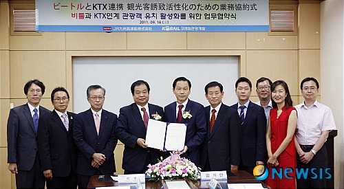 【대전=뉴시스】박희송 기자 = 코레일관광개발은 16일 코레일관광개발 서울 본사에서 JR큐슈고속선과 한·일관광객 유치 활성화를 위한 업무협약 조인식을 가졌다. 사진은 길기연(왼쪽 다섯 번째) 대표이사, 마치 타카시 JR큐슈고속선 대표이사 등 관계자들이 업무협약 후 기념촬영을 하고 있다. (사진=코레일관광개발 제공)&nbsp; photo@newsis.com&nbsp; 