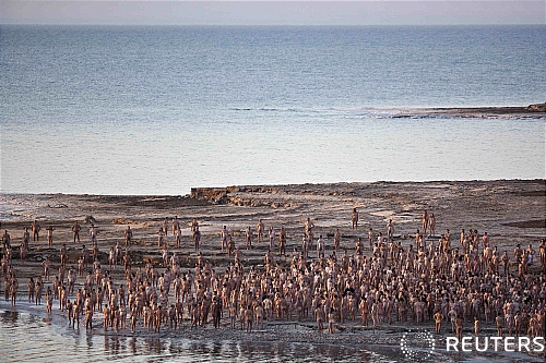 【사해(死海)=로이터/뉴시스】이스라엘 사해 해변에서 17일 1000명이 넘는 이스라엘 남녀들이 알몸으로 집단 누드 촬영을 하고 있다. 이들은 사해가 세계 7대 경관으로 선정되고 사해가 고갈되는 것을 막기 위해 이러한 퍼포먼스를 벌였다.