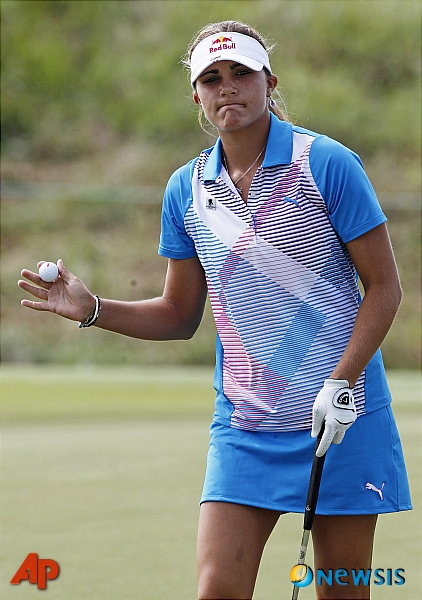 【프래트빌(미 앨라배마주)=AP/뉴시스】알렉시스 톰슨(16·미국)은 19일(한국시간) 미국 앨라배마주 프래트빌의 RTJ골프트레일(파72·6460야드)에서 끝난 미국여자프로골프(LPGA)투어 나비스타 클래식에서 최종합계 17언더파 271타로 우승했다. 톰슨이 대회 최종일 2번 홀에서 버디를 잡은 뒤 갤러리에 화답하고 있다. 