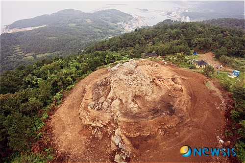 【대전=뉴시스】박희송 기자 = 매장문화재 발굴조사 기관인 울산문화재연구원은 19일 부산 기장군 남산 봉수대 유적의 발굴조사를 통해 남산 봉수대의 주요시설인 연대뿐 아니라 봉수군을 보호하기 위한 토석혼축의 방호벽, 봉수대로 통하는 문지, 봉군들의 숙소나 창고 용도의 건물지 등 부속시설을 확인했다. 사진은 부산 기장 남산 봉수대. (사진=문화재청 제공)&nbsp;&nbsp; photo@newsis.com 