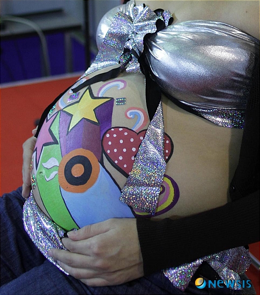 【서울=뉴시스】안세영 교수(경희대 한의대 신계내과학) '성학'<35>&nbsp; 지금은 남녀평등을 넘어 오히려 여성상위, 또 레이디 퍼스트(lady first)의 시대지만 불과 100년 전만 하더라도 남녀의 차이는 말 그대로 하늘과 땅 차이였다. 요즘의 신세대 부부들은 자식을 많이 낳지 않기에 기왕이면 아들을 바란다지만, 과거에는 남녀차별 때문에 아들 낳는 것이 초미의 관심사였다. 자연히 의학에서도 사내애를 만드는 방법이 많이 기록됐고, 또 그런 방법에 대한 반박도 많았다. 아직까지도 뿌리 깊은 남아선호사상에 편승해서 소위 ‘아들 낳는 약이나 주사’가 있다는 감언이설(甘言利說)에 귀가 솔깃해 피해를 입는 사람이 적지 않은데, 한의학에서 언급된 아들 낳는 방법을 알아보자. 