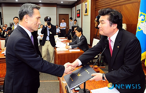 【서울=뉴시스】전신 기자 = 김관진 국방부장관이 19일 오전 서울 용산 국방부 대회의실에서 열린 국정감사에서 증인선서문을 원유철 국방위원장에게 전달한 후 악수하고 있다.&nbsp; photo1006@newsis.com