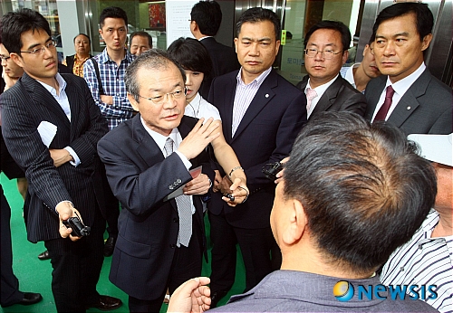 【부산=뉴시스】 하경민 기자 = 이승우 예금보험공사 사장이 19일 오후 부산 부산진구 토마토2저축은행을 방문, 예금주들을 안심시키기 위해 2000만원짜리 1년 만기 정기예금 통장을 만든 뒤 예금주들을 만나 해당 은행의 안정성에 대해 설명하고 있다.&nbsp; yulnetphoto@newsis.com 