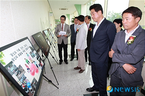 【과천=뉴시스】진현권 기자 = 여인국(오른족에서 두번째) 경기 과천시장은 19일 과천시장애인복지관에서 개최된 '장애인편의시설 일러스트(카툰) 전시회'에 참석, 전시작품을 살펴보고 있다.(사진=과천시청 제공) photo@newsis.com 